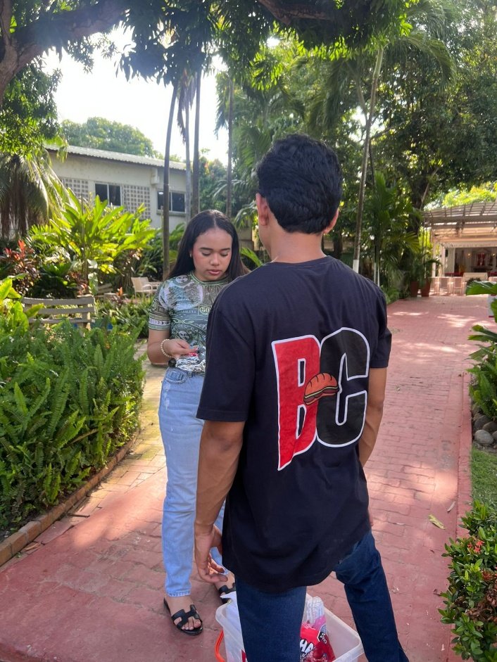 Elías recorriendo la universidad con los pedidos