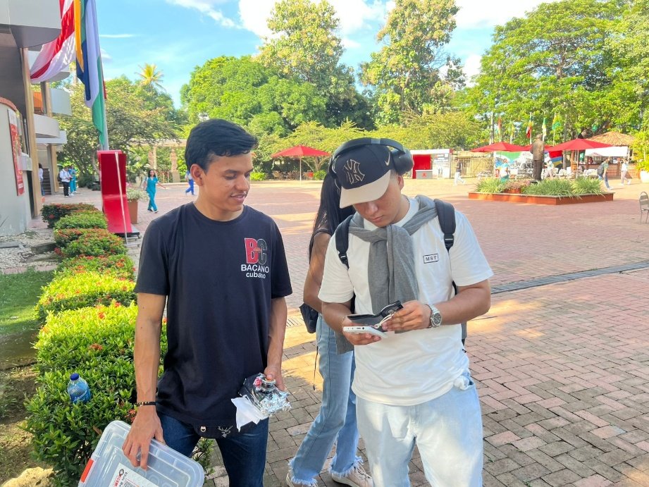 Elías atendiendo un pedido en la universidad