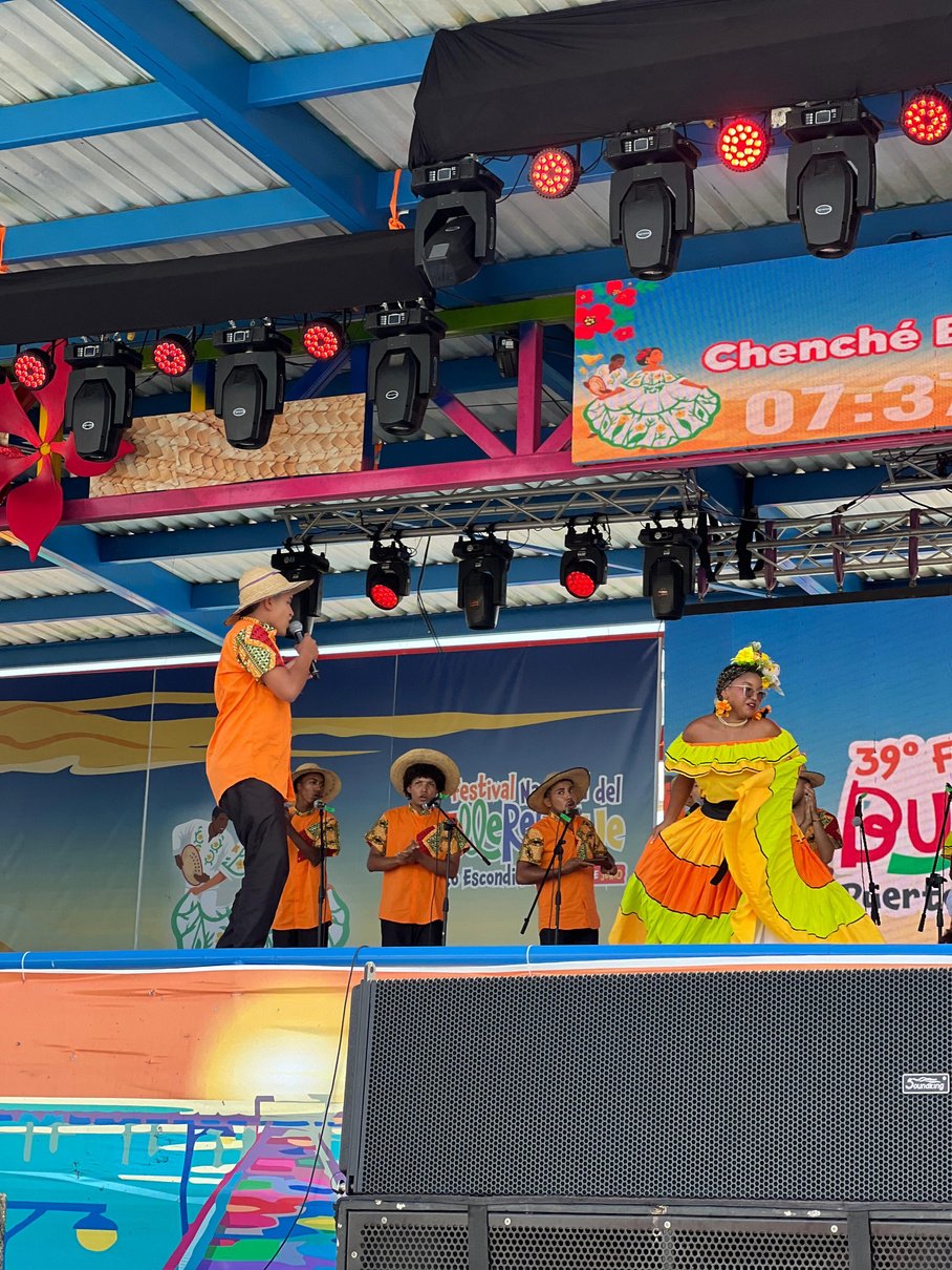 Grupo bullerenguero Chenche Bulle en tarima