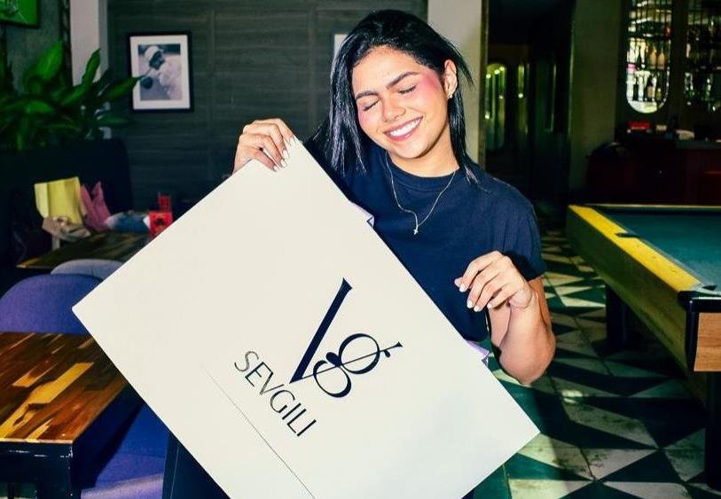 Valentina Prada con el empaque de su marca SEVGILI