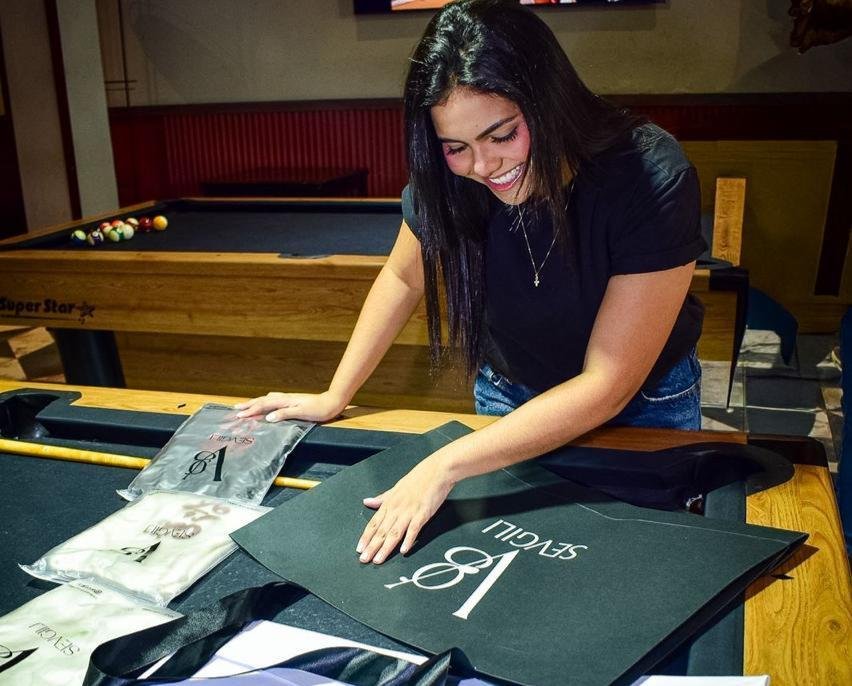 Valentina Prada trabajando en su marca SEVGILI